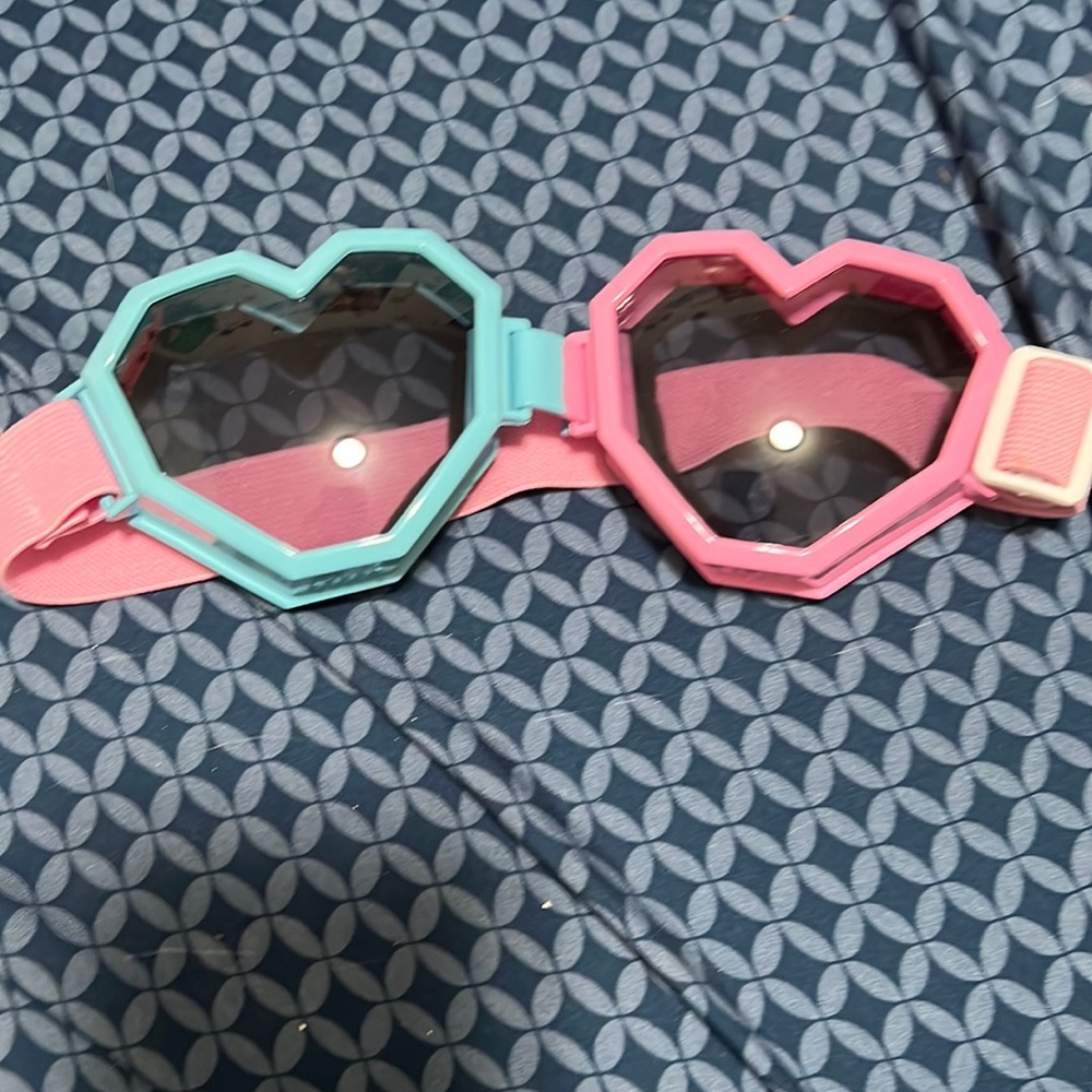 Pink and blue skiing goggles.